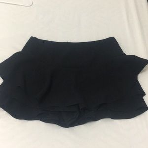 NWOT Zara ruffled mini skirt w/shorts (Size:M)